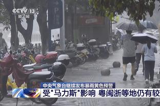 如此耍宝的王大雷活该人气高，宠溺小球迷结果把人家整哭了